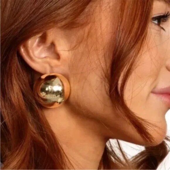 💜 Melinda Maria She's So Smooth Button Earrings - Gold NWT - Picture 1 of 4